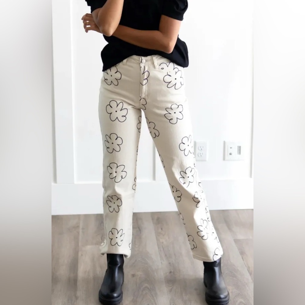 🌼 NWOT Cream Straight Leg Pants w/ a Black Floral Print~Women’s Sz XS~7/8 Length